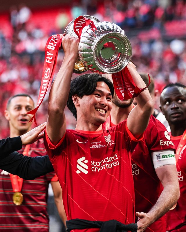 夏洛特黄蜂训练开放日;赛后官宣签约引欢呼;欧联在即;身体对抗强度拉满的简单介绍 夏洛特黄蜂训练开放日;赛后官宣签约引欢呼;欧联在即;身体对抗强度拉满的简单介绍